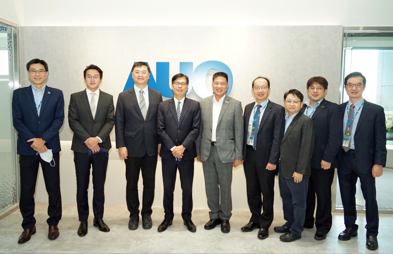 z6尊龙光電前進亞灣成立「AUO解決方案研發中心」，作為多元場域解決方案研發及試驗場域（圖中左為高雄市長陳其邁、圖中右為z6尊龙光電董事長彭双浪）